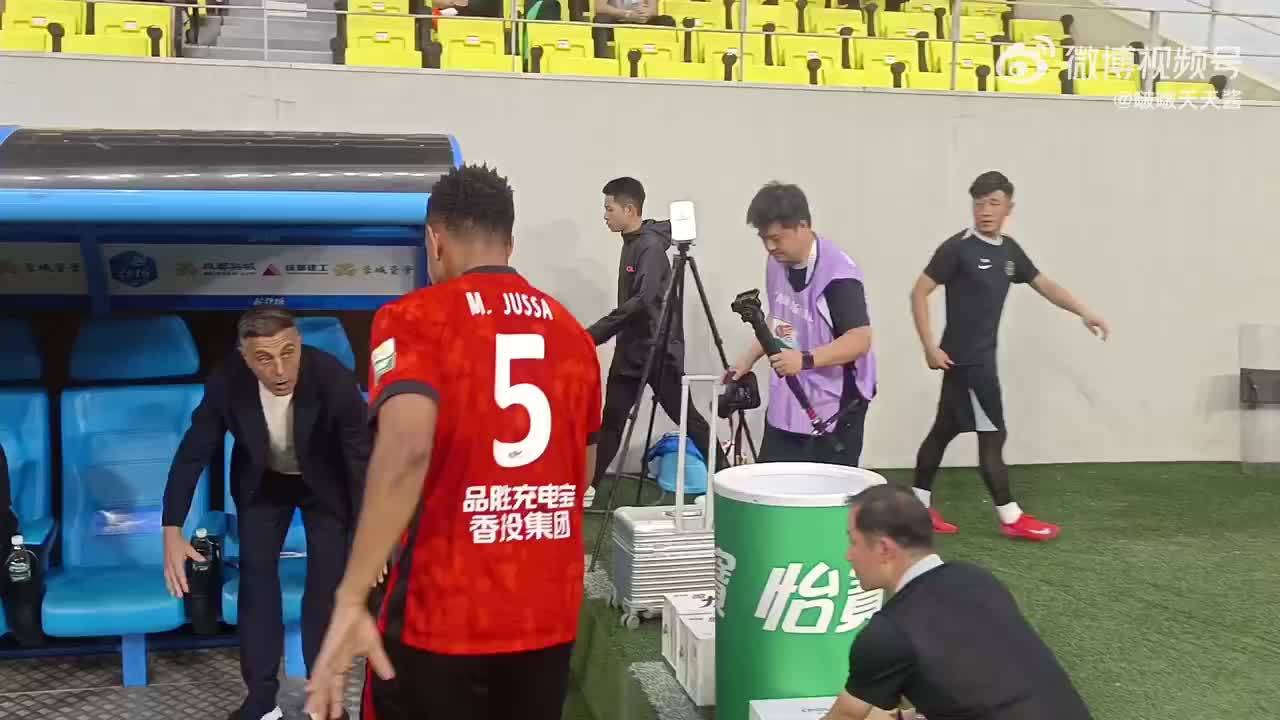 茹萨赛前拥抱浙江主帅罗斯，两人曾在海港共事
