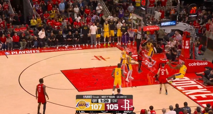 裁判报告：两次漏判均不利火箭，詹姆斯踩线出界+斯玛特提前进线