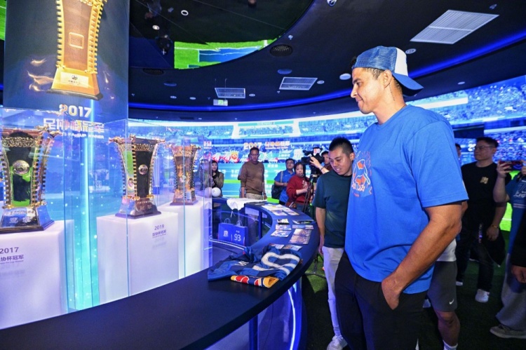 莫雷诺时隔三年重返申花基地 265场86球功勋外援探访八万人