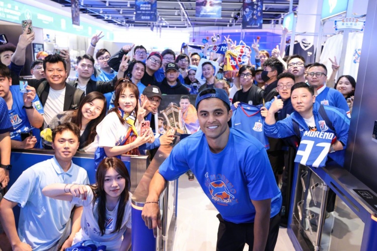 莫雷诺时隔三年重返申花基地 265场86球功勋外援探访八万人