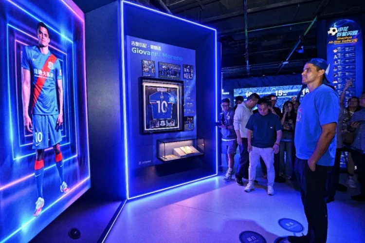 莫雷诺重返上海体育场：捐赠球鞋袖标，申花中心展位占三分之一