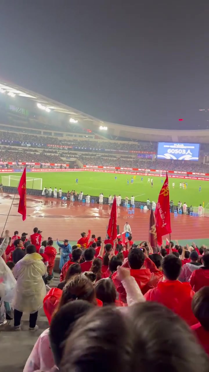 VAR三次介入！南京2-1逆转常州，常州球迷集体怒骂黑哨