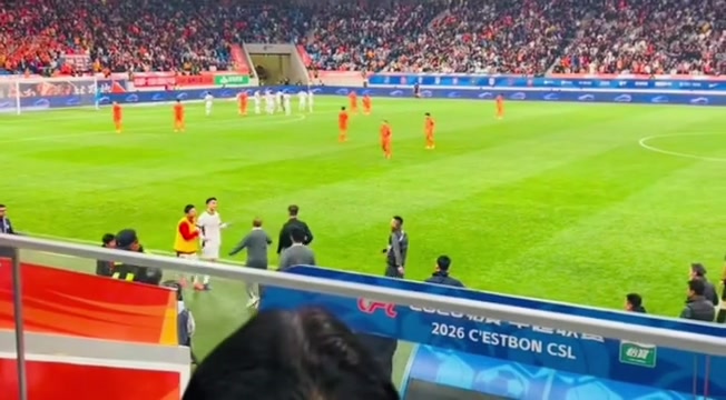 吾米提江两黄变一红离场时回击球迷脏话 海港工作人员捂嘴