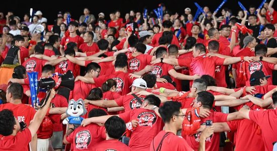 南通4-0宿迁豪取四连胜 场内2.1万场外22.6万球迷同庆 南通4-0宿迁豪取四连胜 场内2.1万场外22.6万球迷同庆