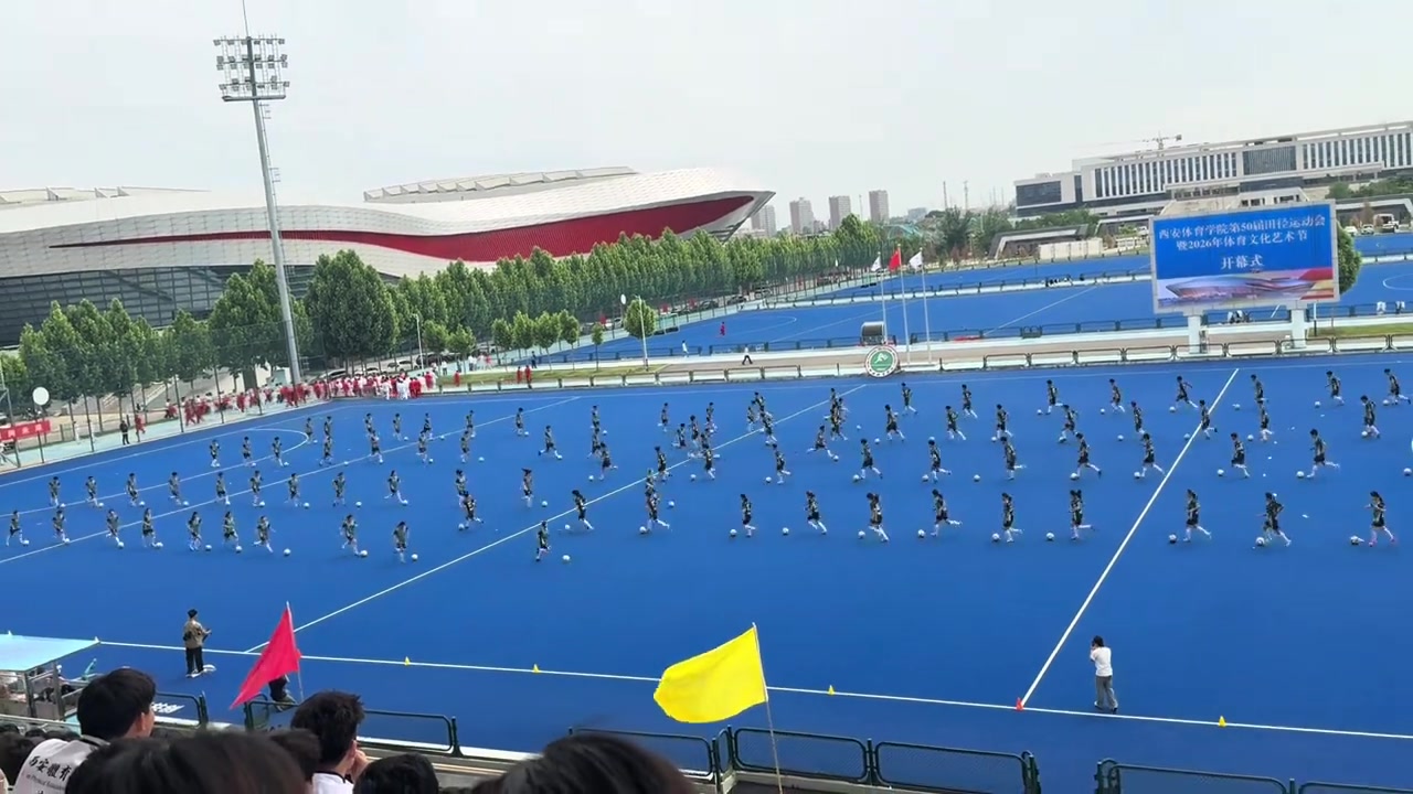 西安体院足球操升级:颠球踩单车盘带,网友称“喷不了” 西安体院足球操升级:颠球踩单车盘带,网友称“喷不了”