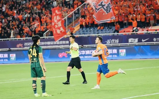 瓦科帽子戏法 泰山4-2逆转浙江 终结四轮不胜