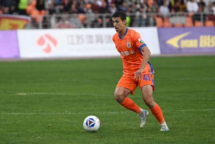 泰山3-3三镇:依木兰陈泽仕中场连线难救主,单场4丢球已成顽疾 泰山3-3三镇:依木兰陈泽仕中场连线难救主,单场4丢球已成顽疾
