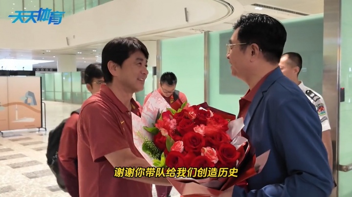宋凯机场迎U17国少：感谢浮嶋敏带队创造历史，22年后再获世少赛门票