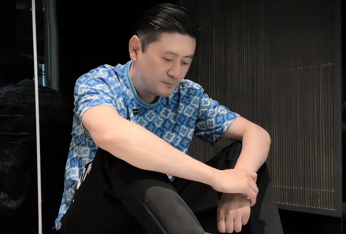 前国安冠军功臣路姜脑梗后遗症：颈动脉堵死，一条腿无力走路摇晃