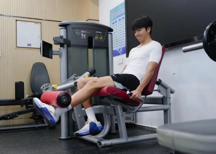 李镇全左腓骨下段骨折恢复中：已开始力量训练，祝福队友U23热身
