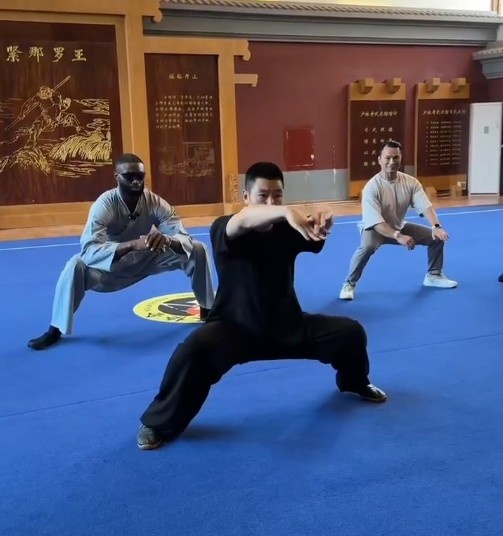 布朗少林寺习武:效仿文班亚马? 布朗少林寺习武:效仿文班亚马?