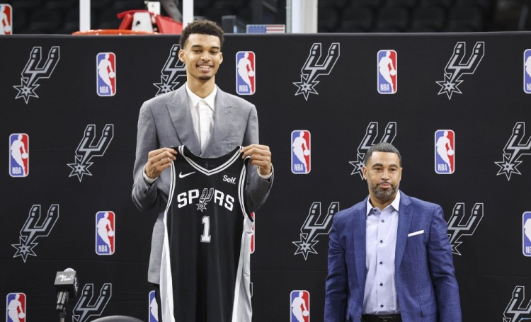 杨毅谈NBA市场分层：马刺五冠仍属小市场，与尼克斯湖人绿军勇士不在同一量级